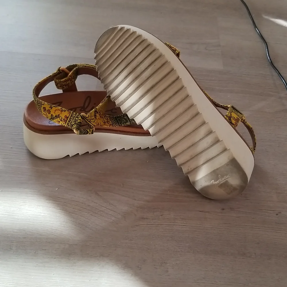 Zodiac Bria Wedge Sandal - Picture 13 of 13